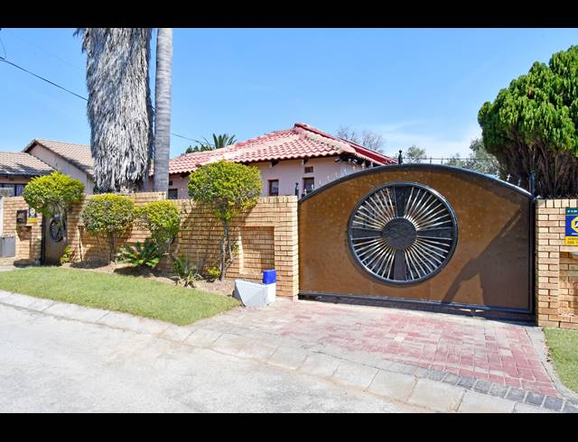 3 BEDROOM HOUSE FOR SALE IN LOMBARDY EAST